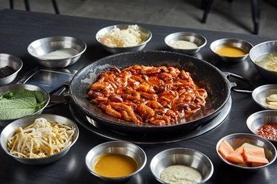 쭈꾸미볶음 팬과 반찬 그릇(콩나물·깻잎·당근·마늘·소스)