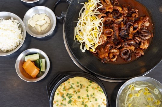 위에서 본 한 상 — 쭈꾸미볶음과 콩나물, 흰밥, 마늘, 당근·오이, 계란찜, 콩나물국