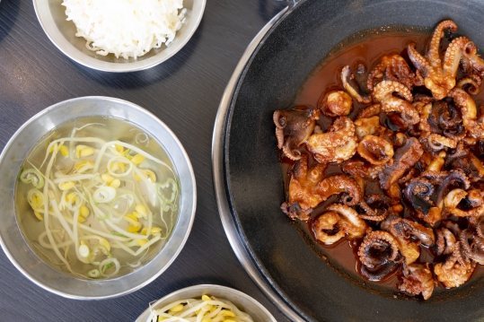 위에서 본 쭈꾸미볶음 팬과 흰밥, 콩나물국, 콩나물