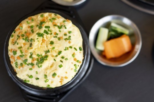 쪽파를 뿌린 폭탄계란찜과 당근·오이